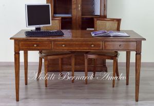 Scrivania in stile classico costruita interamente in legno massiccio